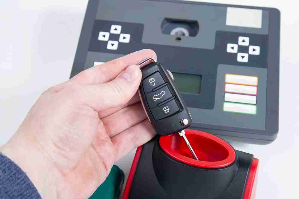 Cutting and programming a transponder car key on site
